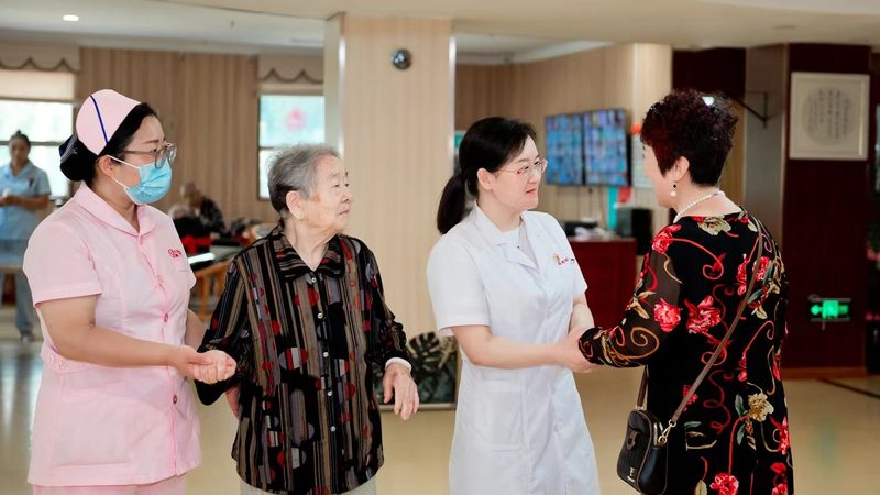 居家养老还是住院护理？如何选择合适的护工公司？**